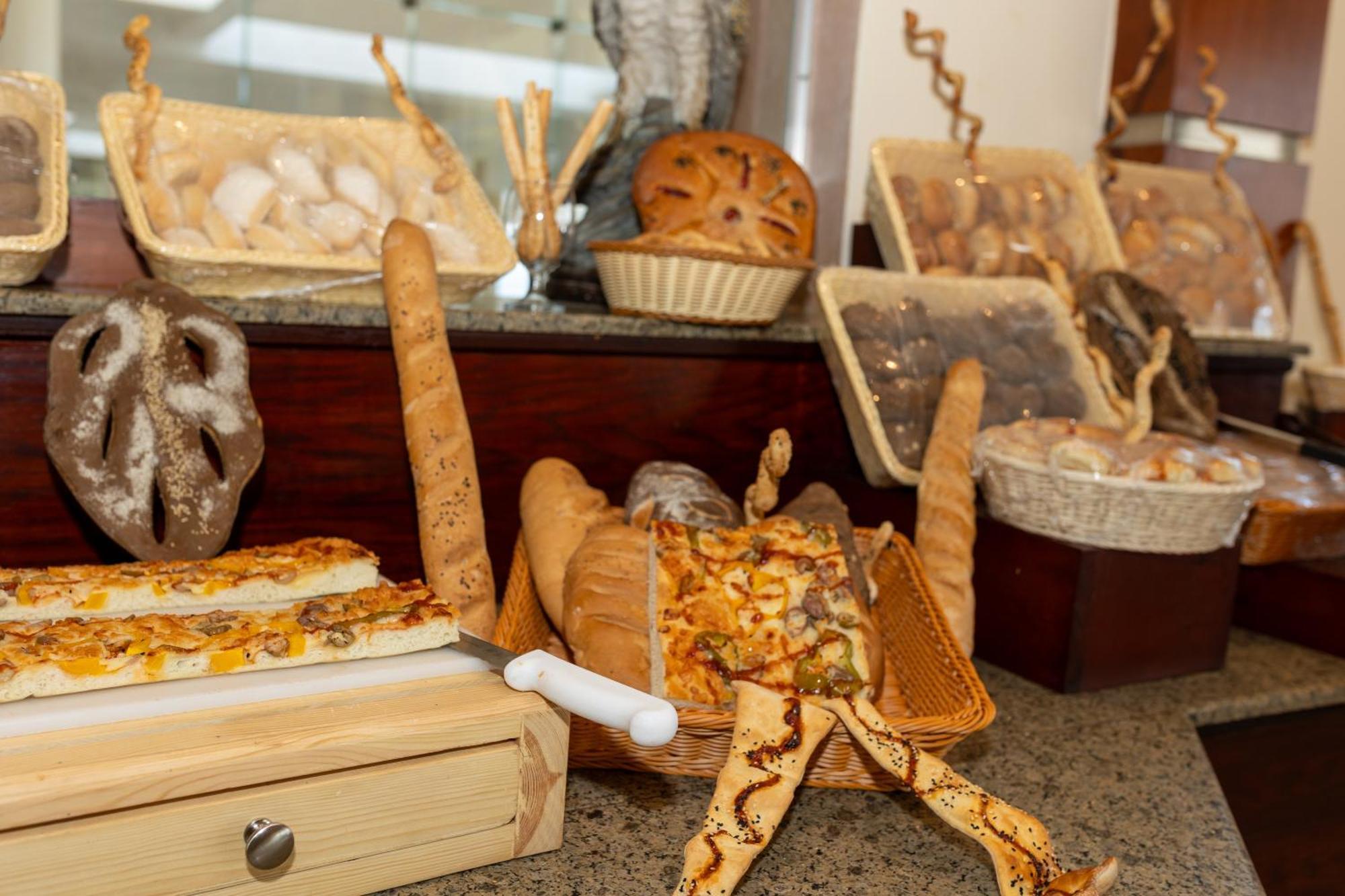 The Makadi Spa Hotel - Couples Only 18 Years Plus Χουργκάντα Εξωτερικό φωτογραφία Bread at a buffet